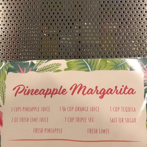 Assortment of tropical themed cocktail party napkins. - Picture 15 of 15